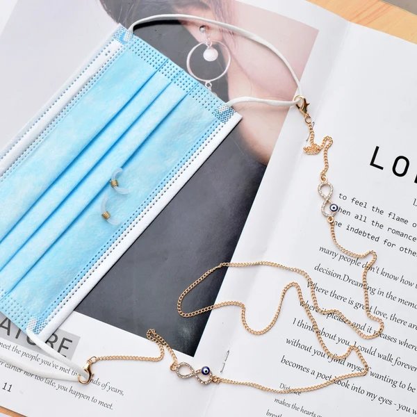 Elegante Brillenkette mit schützendem Charm