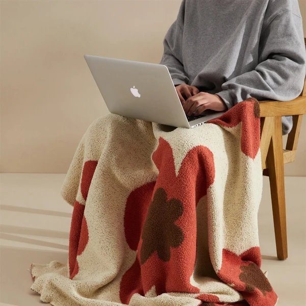 Eleganz und Wärme für Ihr Zuhause mit der weichen Blumendecke Hover Image