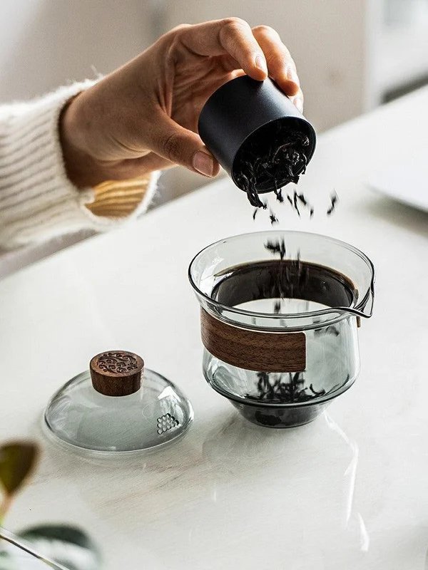 Elegante hitzebeständige Glastasse mit Walnussdeckel für Teeliebhaber Hover Image