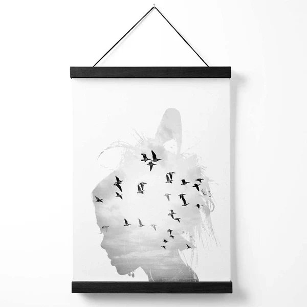 Abstraktes Modeposter mit Mädchen und Möwen (Schwarz-Weiß-Foto) inklusive Aufhänger Hover Image