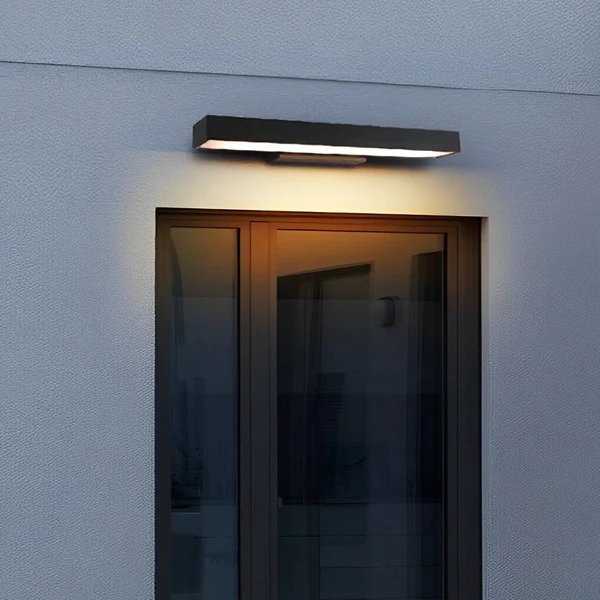 Moderne LED-Wandleuchte mit Bewegungssensor und schwarzem Gehäuse