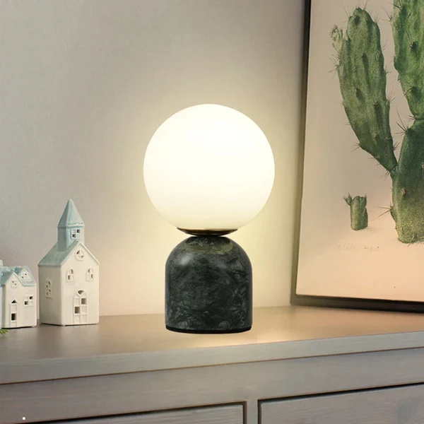 Moderne Marmor Tischlampe mit Rundem Glas, Elegante Wohnraumbeleuchtung