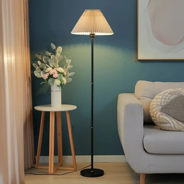 Retro-Stehlampe | Stoffschirm mit Eisenfuß | Warmes Licht