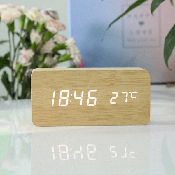 Minimalistische LED-Uhr | Holz Hover Image