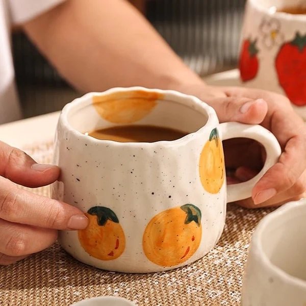 Keramiktasse mit verspieltem Obstdesign