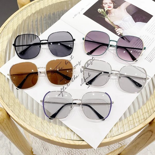 Damen oversized Sonnenbrille mit schützendem UV-Schutz und elegantem Metallrahmen
