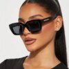 Damen quadratische Sonnenbrille mit transparentem Rahmen und braunen Gläsern