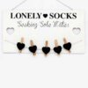 Hängendes Holzschild „Einsame Socken“