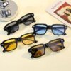 Damen moderne rechteckige Sonnenbrille mit farbigen Gläsern