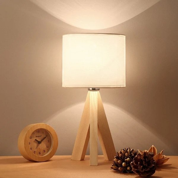 Skandinavische Holz-Dreibein-Nachttischlampe mit weißem Schirm