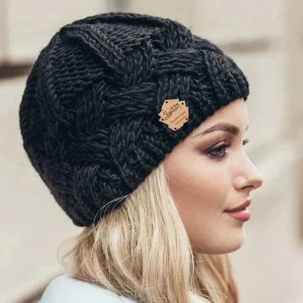 Weiche, gestrickte Wintermütze für Damen und Herren Hover Image