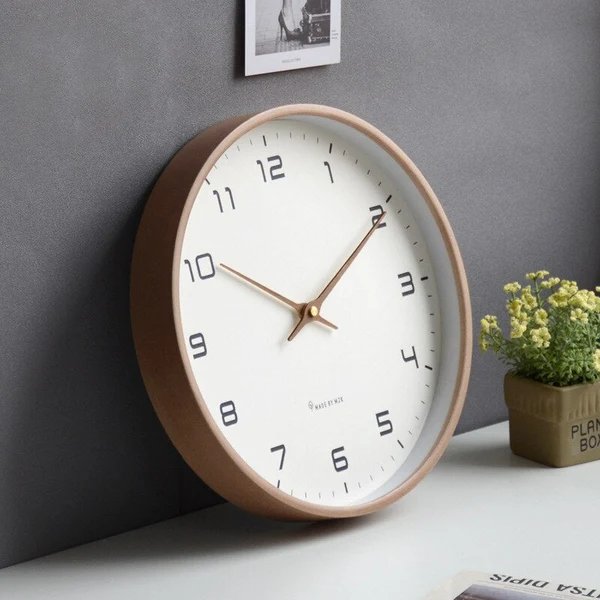 Nordic Minimalist Runde Holz Wanduhr Hover Image