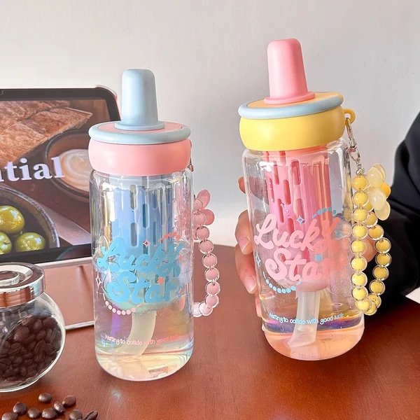 Damen kreative Trinkflasche mit integriertem Strohhalm und Schlüsselanhänger