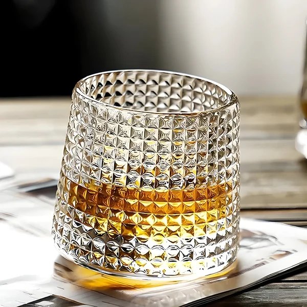 Whiskyglas mit 360°-Drehfunktion – Strukturiertes Design für stilvollen Trinkgenuss