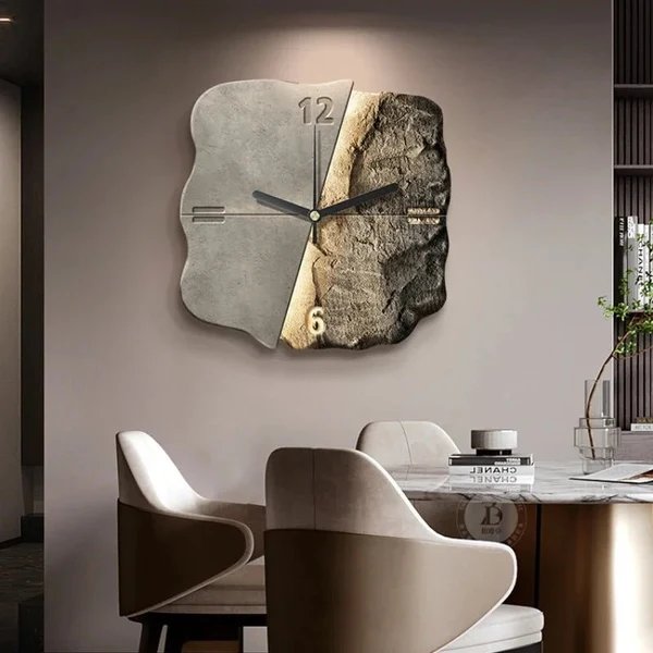 StoneAura – Moderne Wanduhr in Sandsteinoptik mit geräuschlosem Quarzwerk