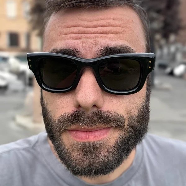 Damen modische Sonnenbrille mit breitem, elegantem Rahmen und schützendem UV-Filter