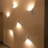 Minimalistische dreieckige LED-Wandleuchte | Modernes Design in ack/Weiß | Ideal für Wohnzimmer und Badezimmer