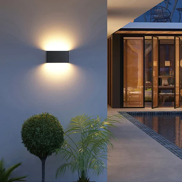 Wetterfeste LED Wandleuchte, Robuste Dekorative Wandlampe für Innen- und Außenbereich Hover Image