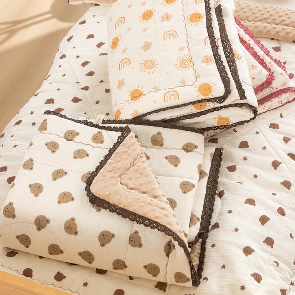 Damen Tagesdecke mit hochwertigem floralem Design Hover Image