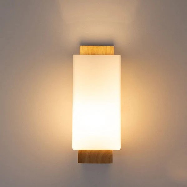 Moderne minimalistische quadratische Wandleuchte aus Massivholz mit Glassäule und einem Licht