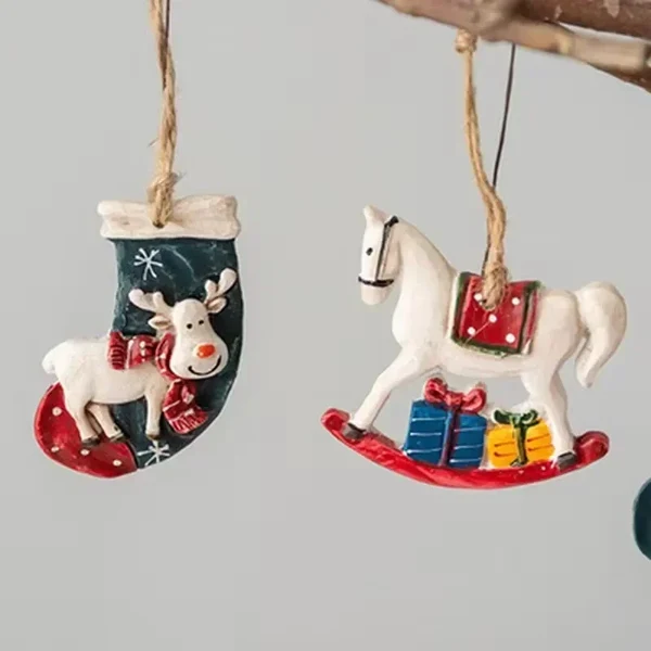 Klassische Weihnachtsdeko – Hängende Weihnachtsstrümpfe mit Elchmotiv Hover Image