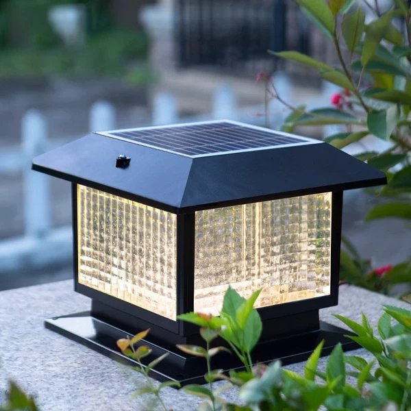 Moderner minimalistischer solarbetriebener wasserdichter rechteckiger Diamantstreifen-Glas-Schirm Aluminiumrahmen LED-Pfostenkopflicht für den Garten