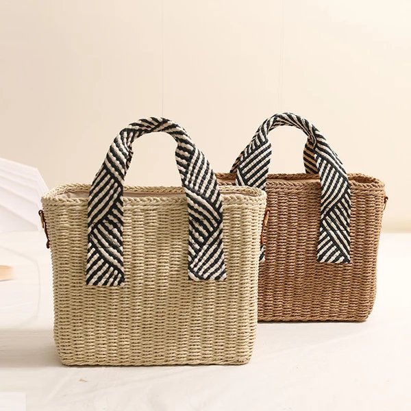 Damen Handtasche aus geflochtenem Naturmaterial mit modischem Detail