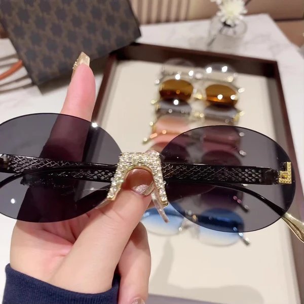 Damen Sonnenbrille mit glitzerndem Rahmen und ovalen Gläsern