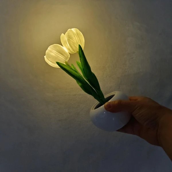 Moderne, kreative LED-Tischleuchte in Tulpen-Pfingstrosen-Optik