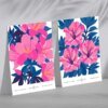 Set aus 2 Kunstdrucken mit Frühlingsblumen in leuchtendem Blau und Rosa
