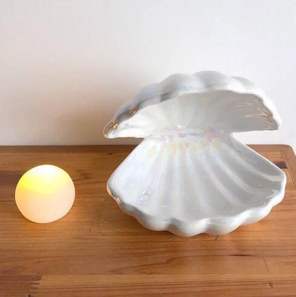 Chelly Chic Muschel Lampe | Eine magische Lampe mit einer Perle Hover Image