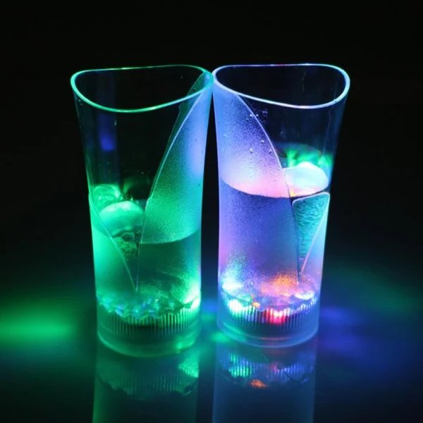 Valentinstag Blinkendes farbenfrohes LED-Licht-auf-Becher-Glas