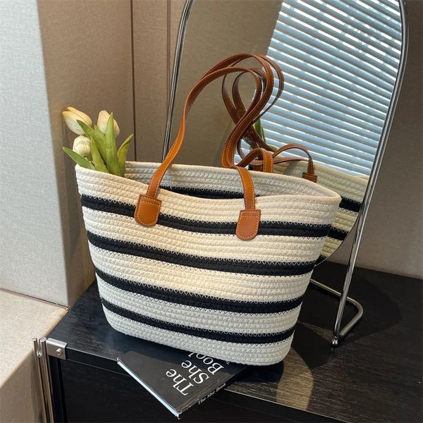 Stylische gestreifte Strandtasche