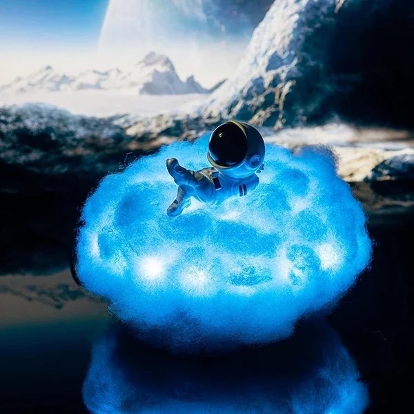 Astronaut Bunte Wolken Nachtlicht Hover Image