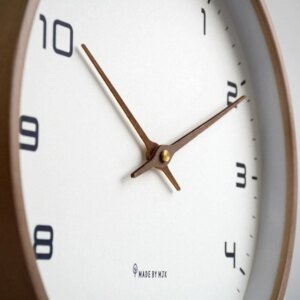 Skandinavische Holz-Wanduhr | Geräuschlose Wanduhr in Braun & Creme | Minimalistische Wanddekoration Hover Image