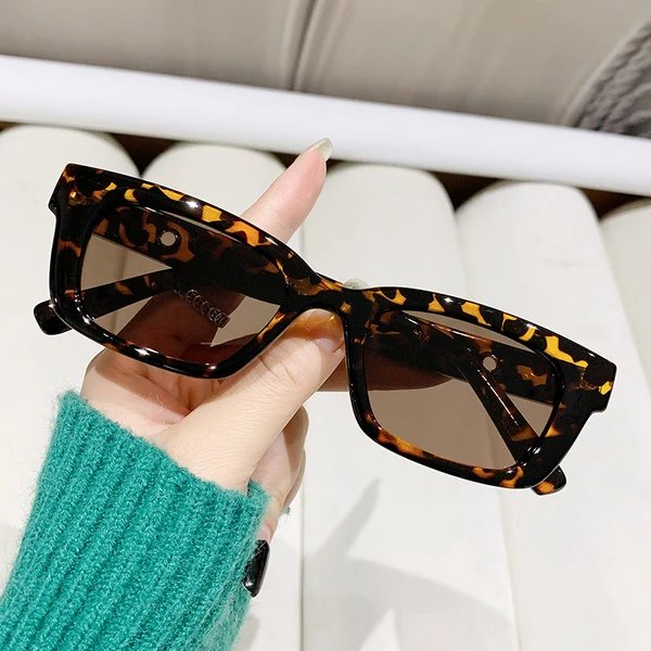 Damen moderne, geometrische Sonnenbrille mit stilvollem, robustem Rahmen