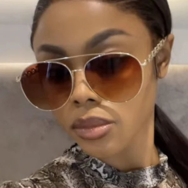 Damen auffällige Sonnenbrille mit luxuriösem Kettendetail und polarisierten Gläsern