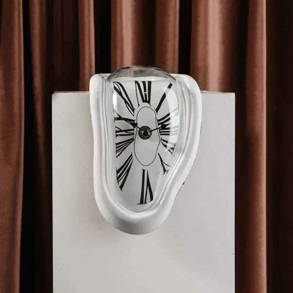 Schmelzende Wanduhr | Surreales Verzerrtes Design Hover Image