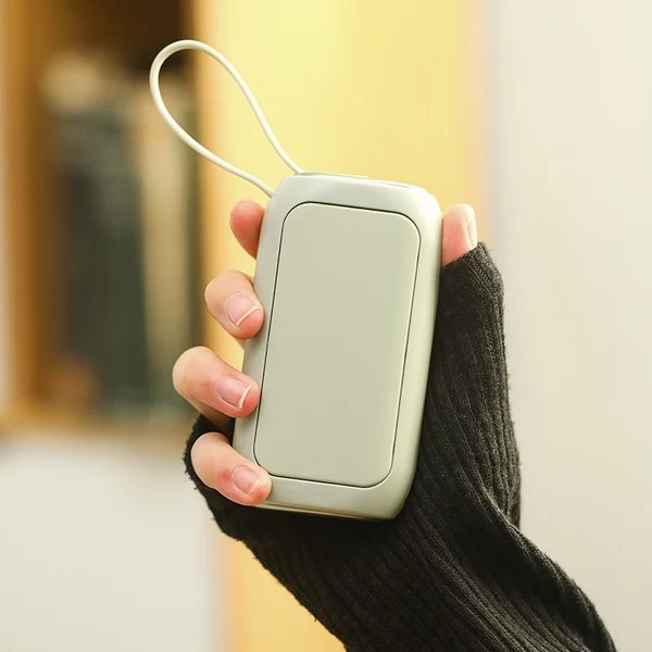 Tragbares Ladegerät mit Integriertem Usb-Anschluss