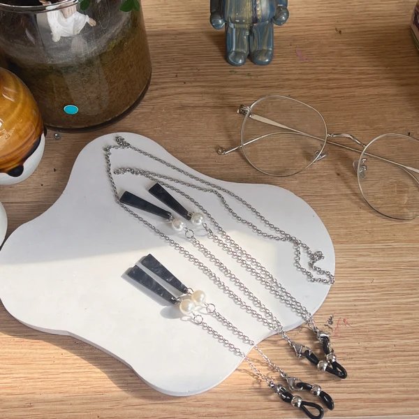 Chic Perlen- und Ketten-Brillenhalter