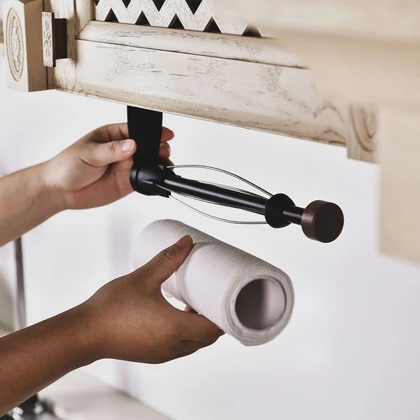 Moderne Wandgarderobe mit Holzdetails