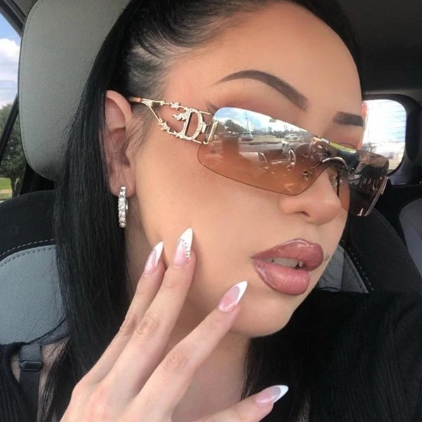 Damen futuristische Sonnenbrille mit hochmodernen Metallakzenten