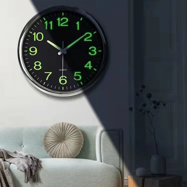 Beleuchtete Wanduhr – Stilvolle und präzise Zeitmessung Hover Image
