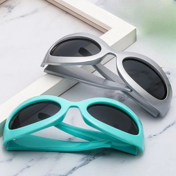 Damen modische Sonnenbrille mit ovalem Rahmen und modernem Finish