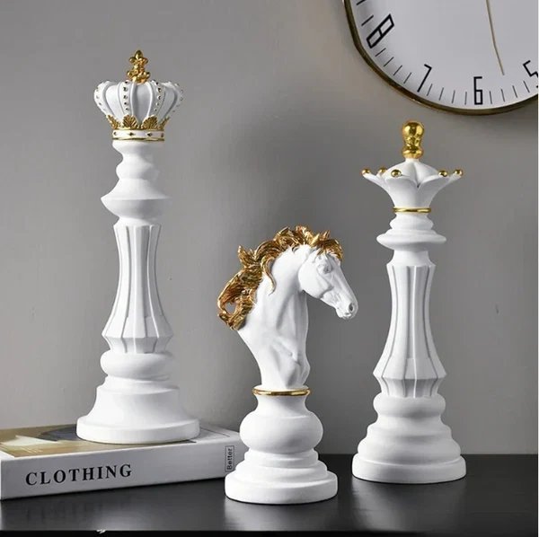 Schwarzes und goldenes dekoratives Schachfigurenset