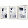 Abstrakte blaue und silberne Formen, Set aus 3 gerahmten Kunstdrucken