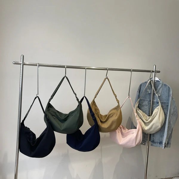 Zeitgenössische Schultertasche Hover Image