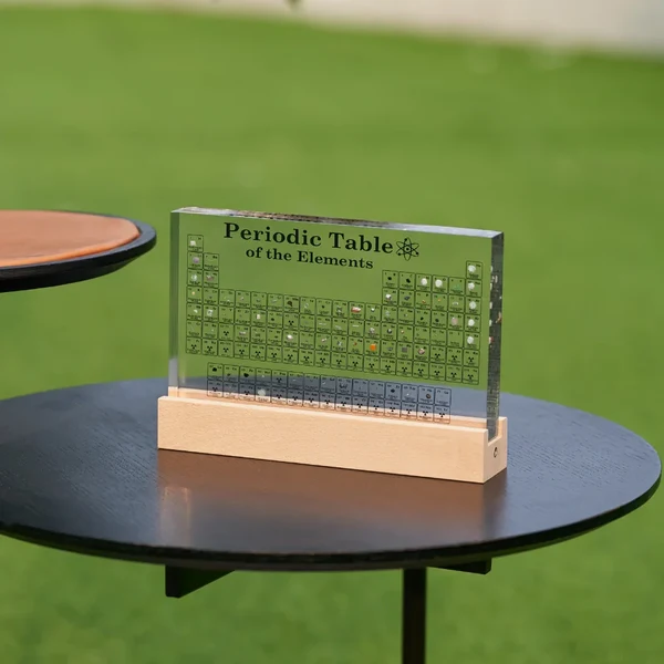 Beleuchtete periodische Tabelle mit echten Elementen - Elementa