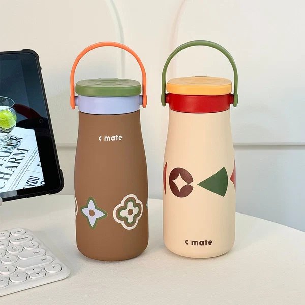 Damen Isolierte Trinkflasche mit praktischem Trageriemen