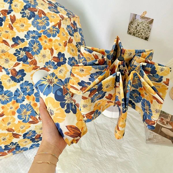 Damen Faltbarer Regenschirm mit detailliertem floralem Design